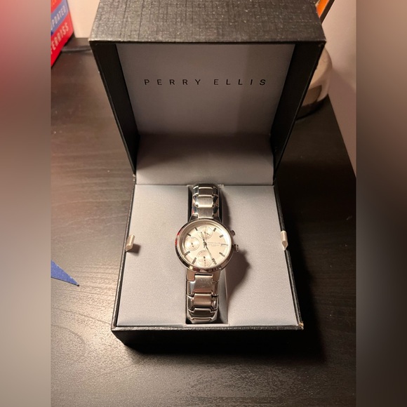 Perry Ellis Water Resistance Quartz Silver Watch - Picture 2 of 3